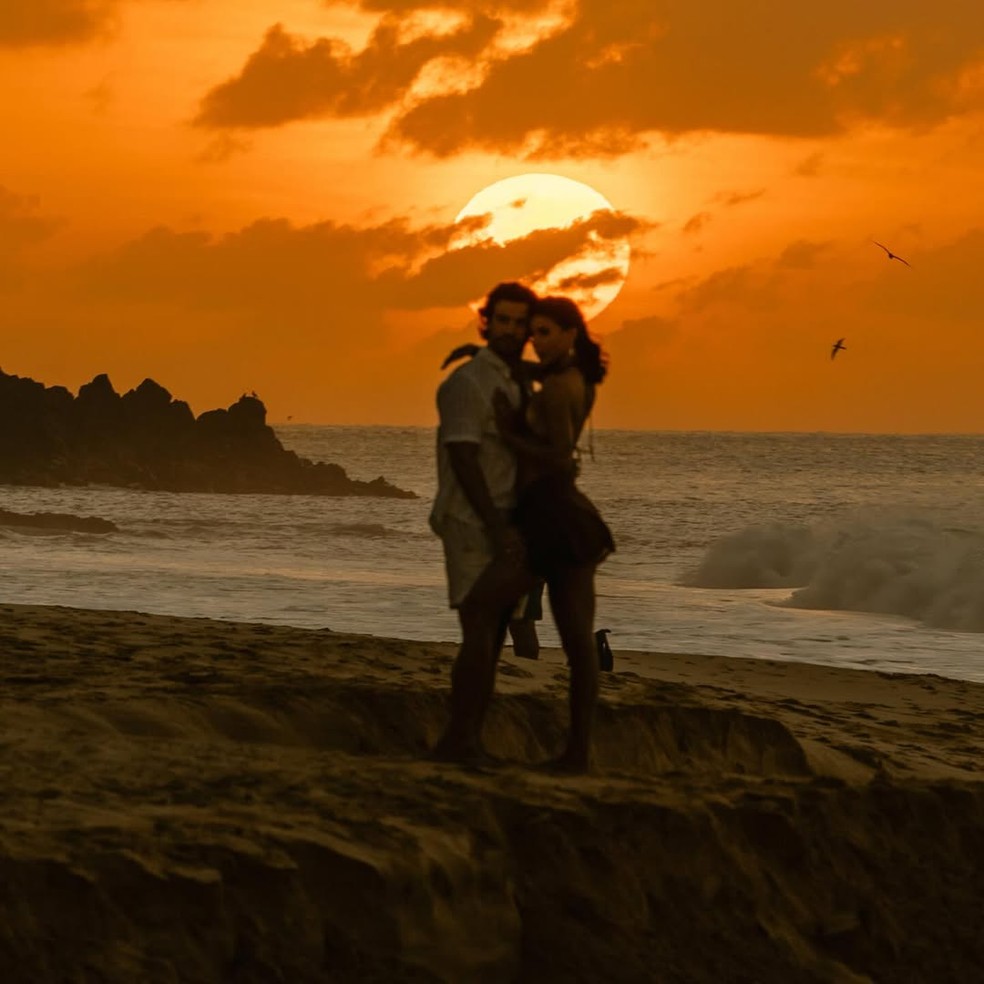 Jakelyne Oliveira e Mariano curtem lua de mel em Noronha — Foto: @neuronha