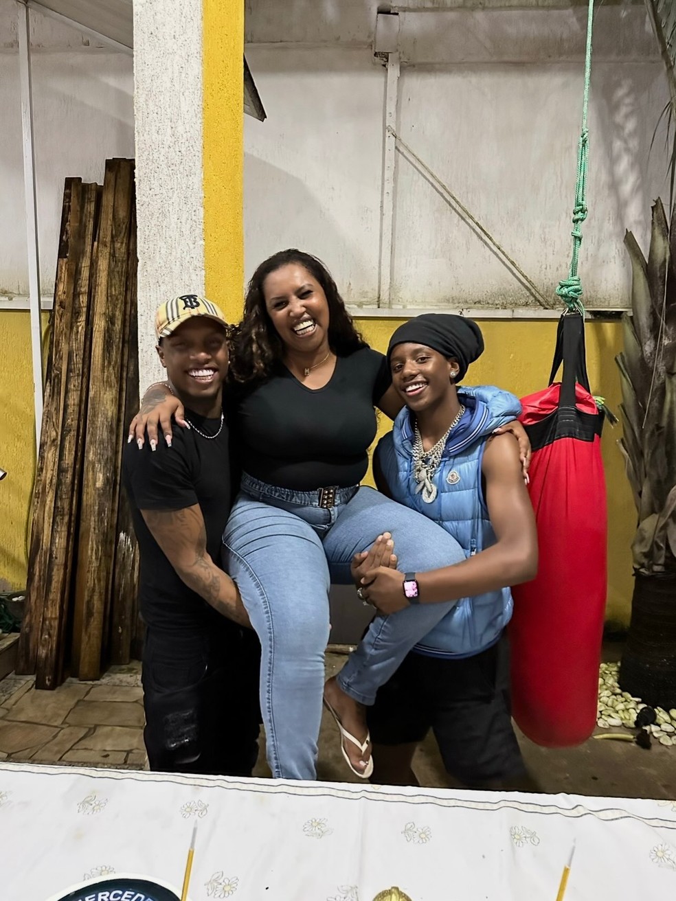 Kayblack surpreende mãe com mega buquê de mais de 2,5 metros de altura — Foto: Reprodução/Instagram
