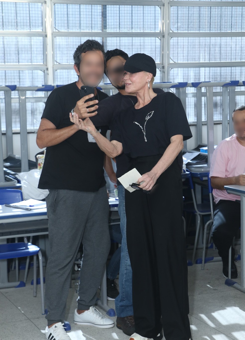 Xuxa sendo tietada por mesário na sessão eleitoral — Foto: André Moreira/Brazil News