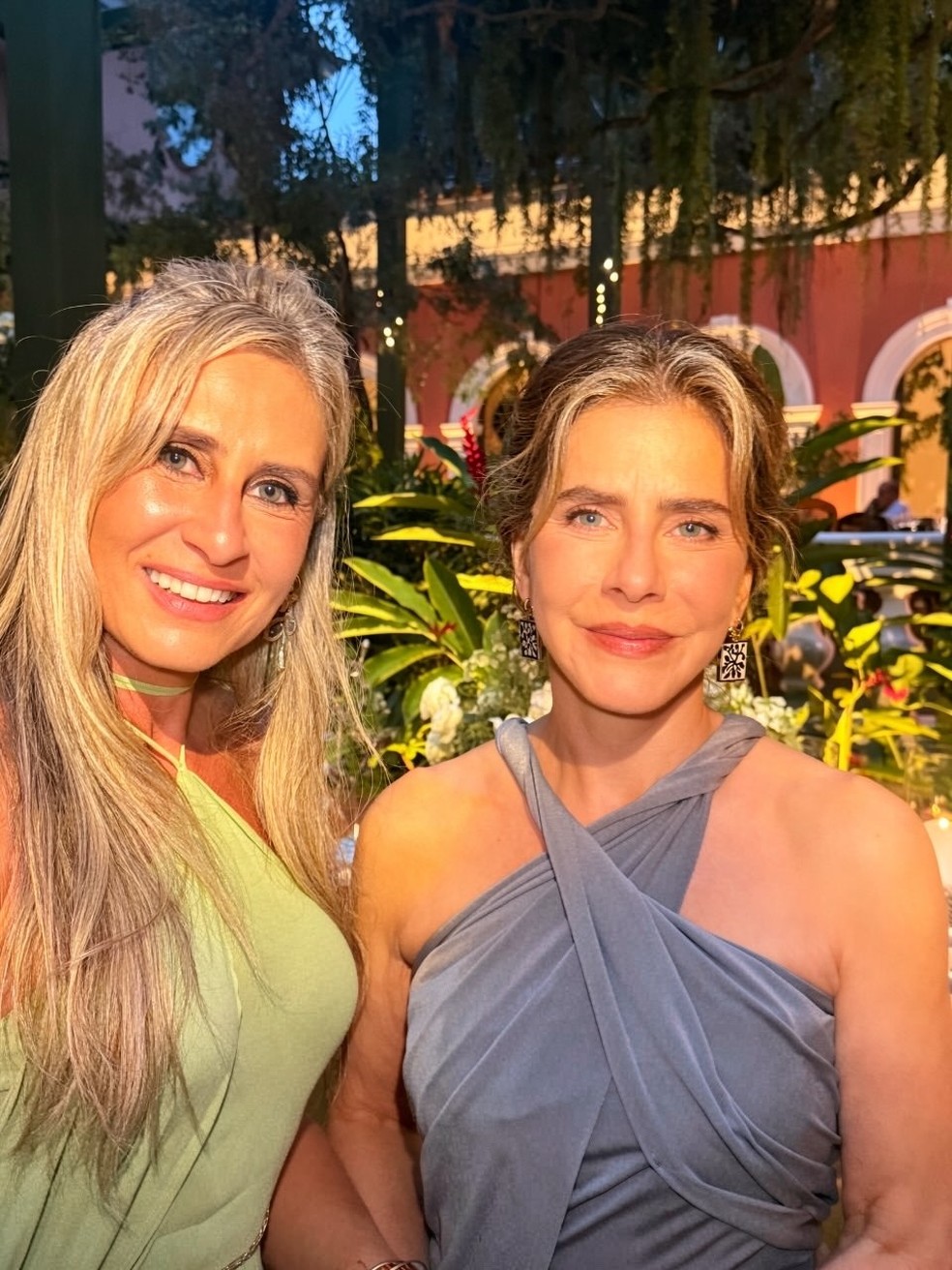 Maitê Proença posa com Andrea Stuckert, uma das convidadas do casamento de Giulia Be e Conor Kennedy — Foto: Reprodução/Instagram