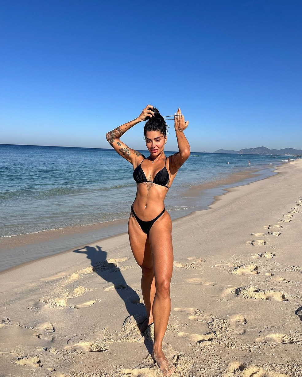 Aline Campos faz treino na praia — Foto: Reprodução/Instagram