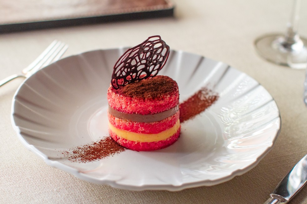 Zuppa inglese: pão de ló ao Alchermes, chocolate belga e creme de baunilha. — Foto: Divulgação/Renan Magalhaes