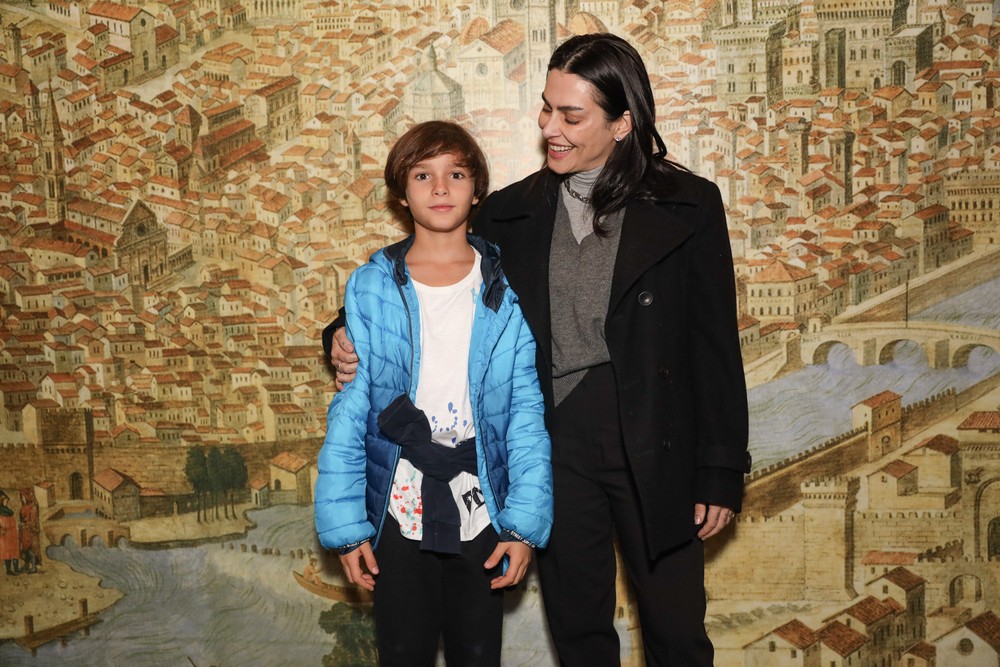 Cleo faz aparição pública rara com o enteado em exposição de Leonardo ...