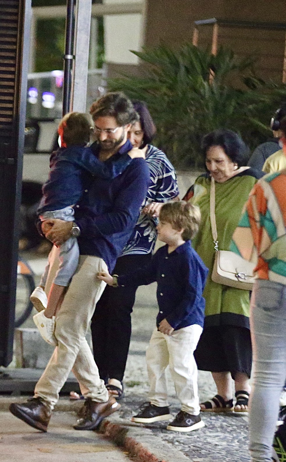 Thales Bretas curte passeio com Gael e Romeu, seus filhos com Paulo Gustavo