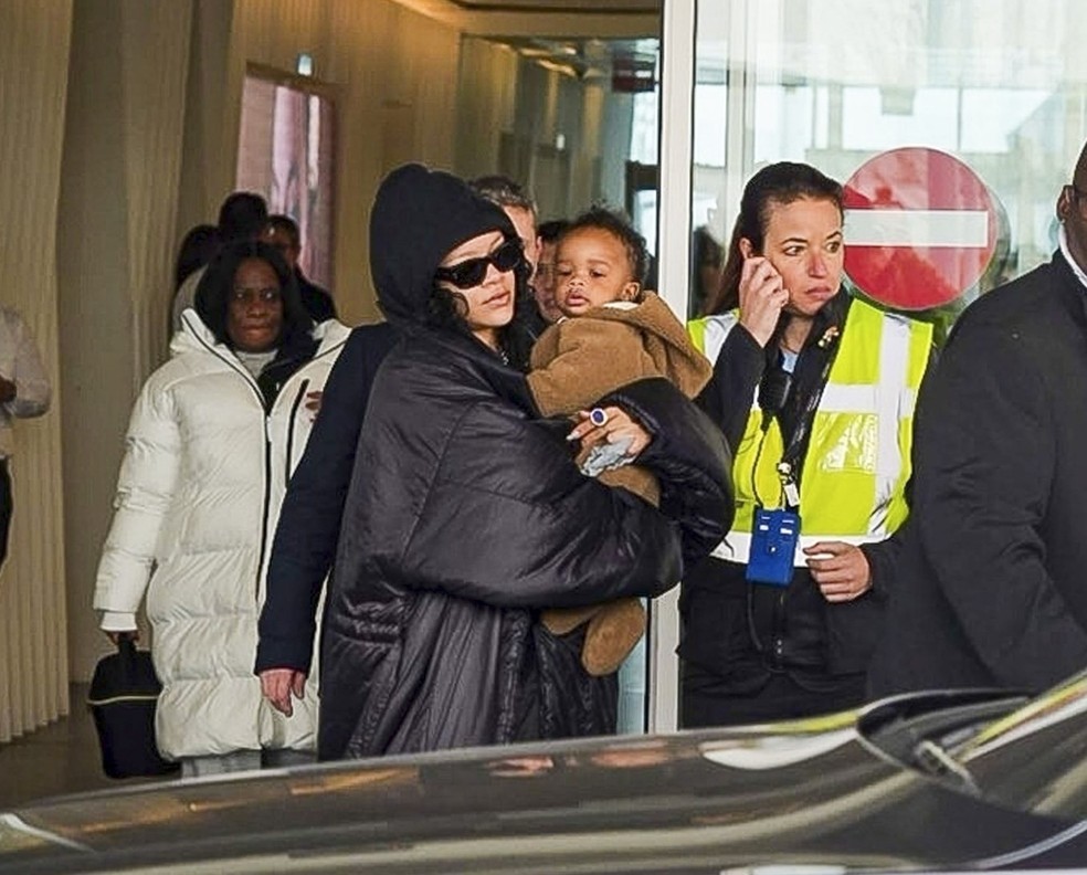 Rihanna e o filho em Milão — Foto: The Grosby Group