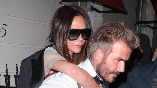 Victoria Beckham sai de sua festa carregada 'de cavalinho' nas costas de David Beckham