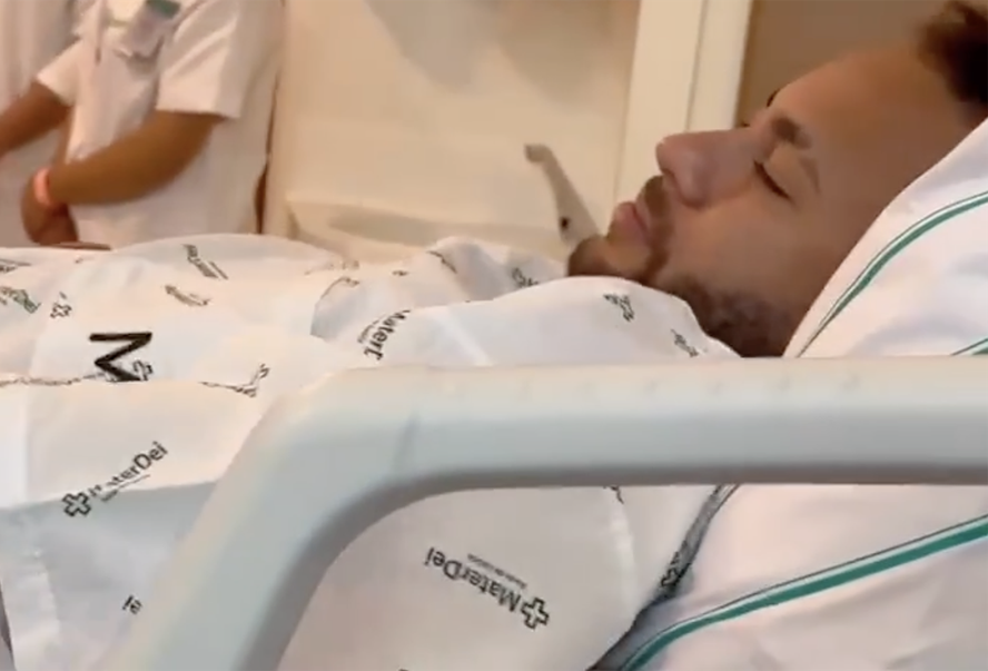 Neymar aparece internado momentos antes de cirurgia no joelho