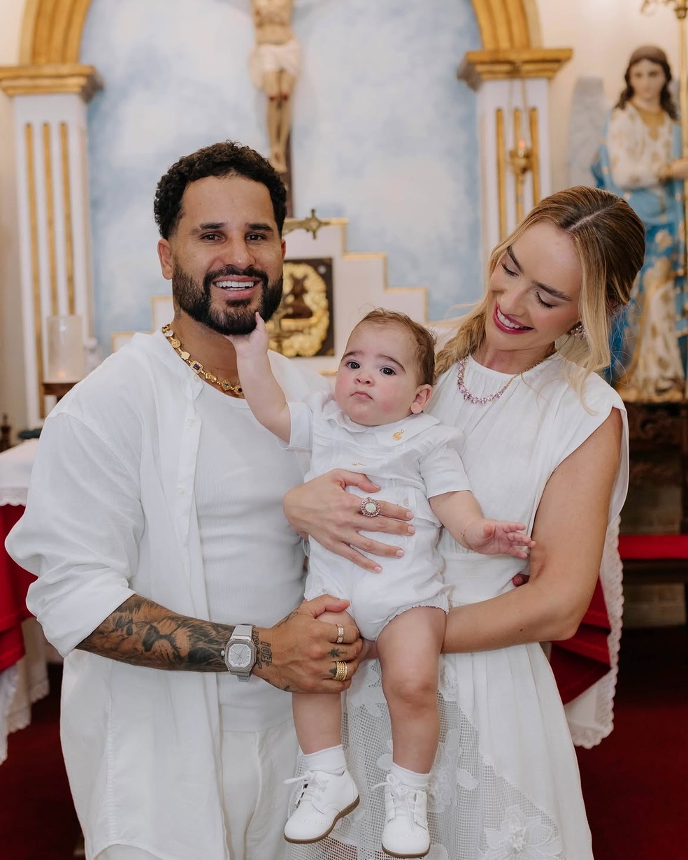 Ítalo Ferreira e esposa batizam o filho — Foto: Reprodução/Instagram