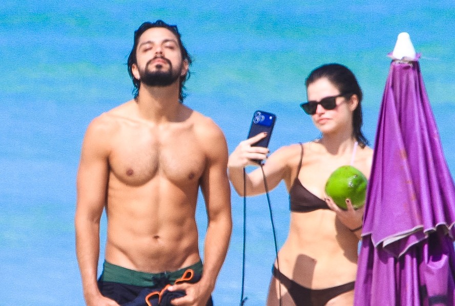 Rodrigo Simas e Agatha Moreira na Praia da Barra da Tijuca, no Rio