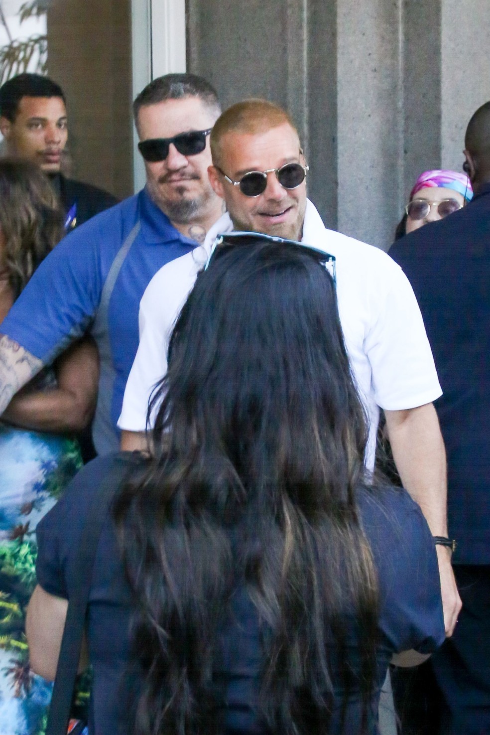 Ricky Martin é tietado por fãs na porta do Copacabana Palace, no Rio de Janeiro — Foto: JC Pereira/ Agnews