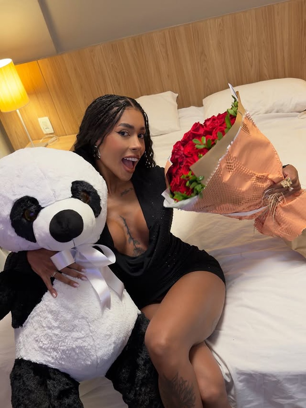 Irmã de Gracyanne Barbosa ganha urso de pelúcia gigante e buquê de flores do namorado — Foto: Reprodução/Instagram