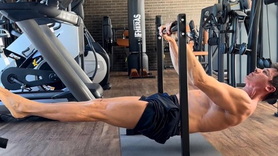 Rodrigo Faro faz 'força absurda' em exercícios: 'Determinação do treino para a vida'
