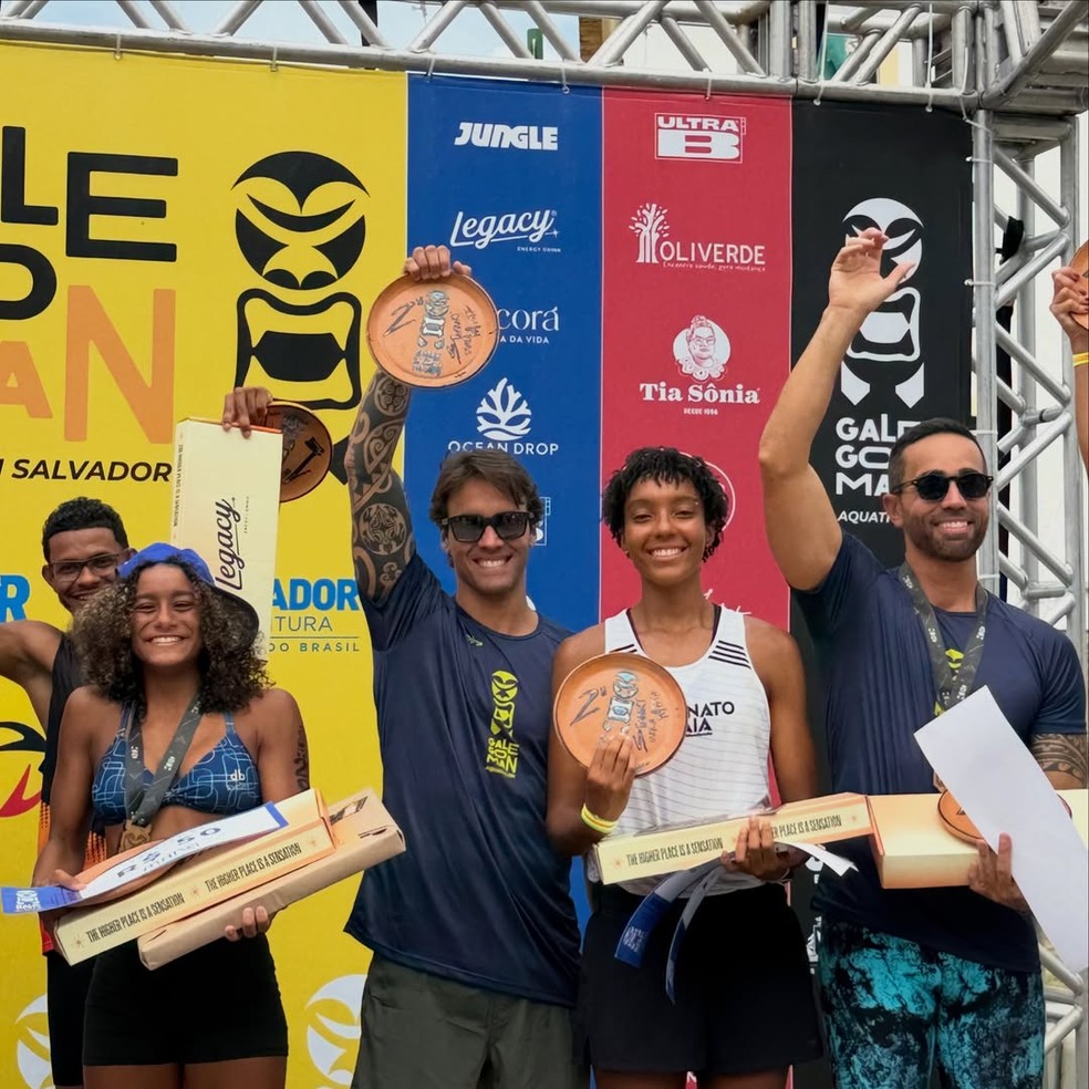 Daniel Cady e Isabela Oliveira (de regata branca) ficam em segundo lugar em competição de aquathlon e triathlon — Foto: Loly Silva