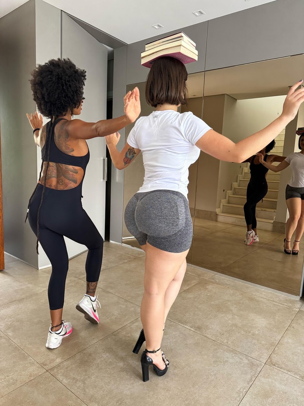 Musa do Carnaval 2024, Kerolay Chaves faz aulas de samba equilibrando  livros na cabeça