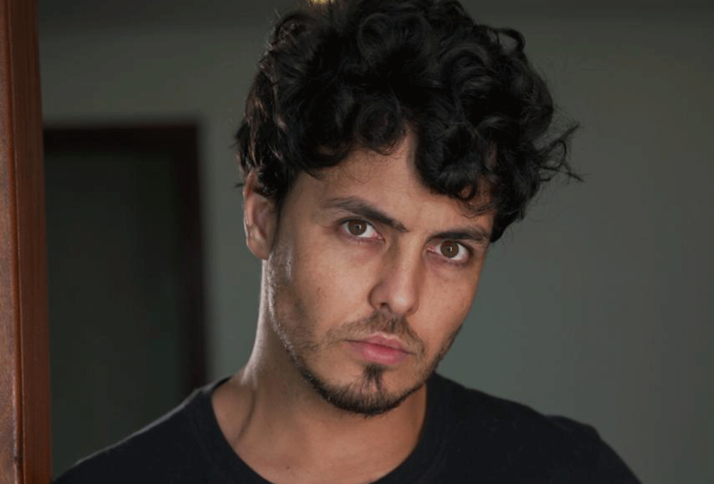 Ator Paulo Guerra sofre ataques homofóbicos na web e denuncia: "Internet não é terra sem lei"
