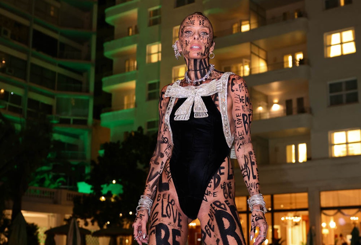 De body cavadíssimo, Adriane Galisteu vai pintada dos pés à cabeça ao