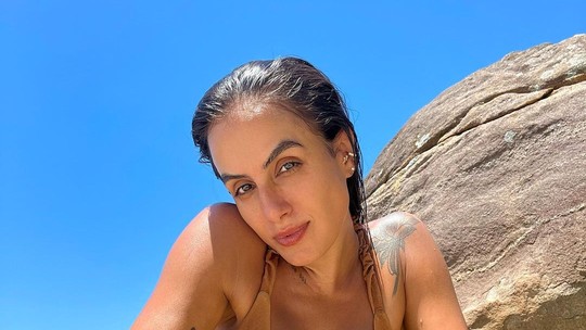 Carol Peixinho curte dia de sol na praia com biquíni nude