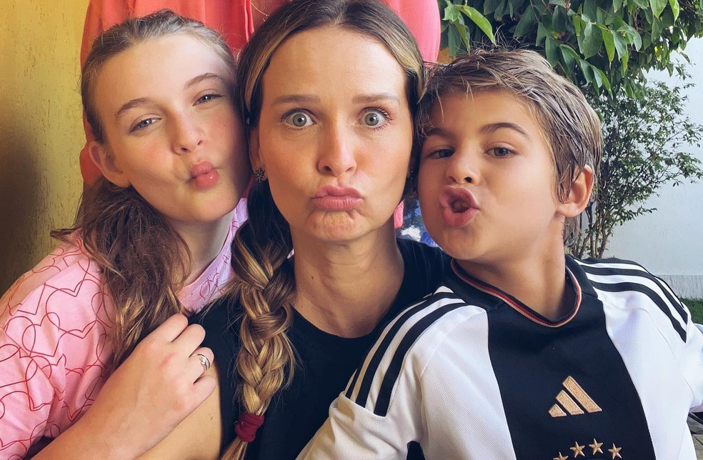 Fernanda Rodrigues com os filhos — Foto: Reprodução do Instagram