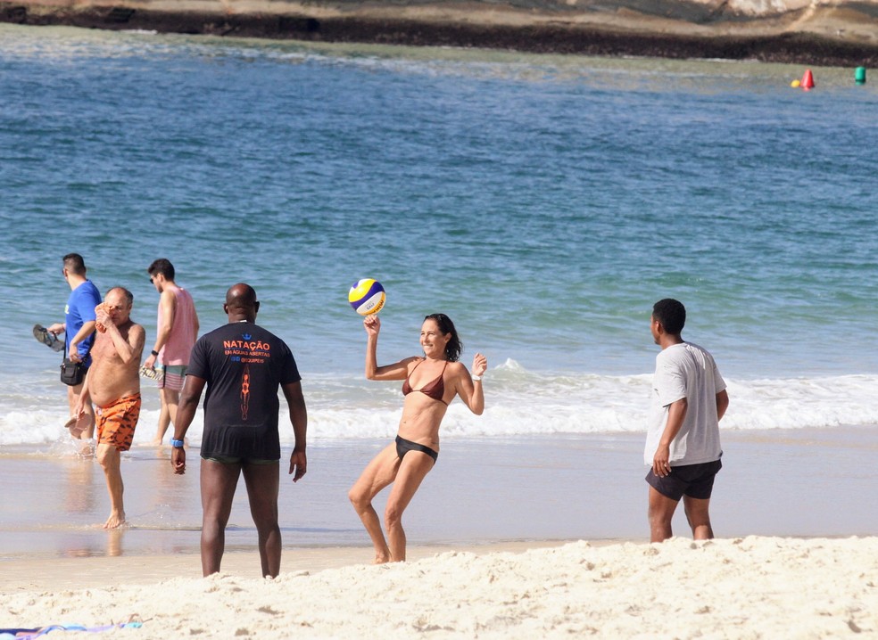 Fora da Globo, Andréa Beltrão joga futebol em praia no Rio de Janeiro