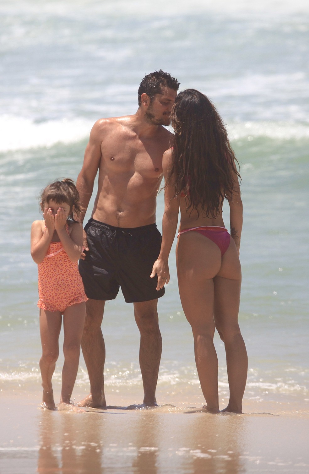 Bruno Gissoni e Yanna Lavigne levam aproveitam dia na praia com as filhas  Foto: Fabrcio Pioyani / AgNews