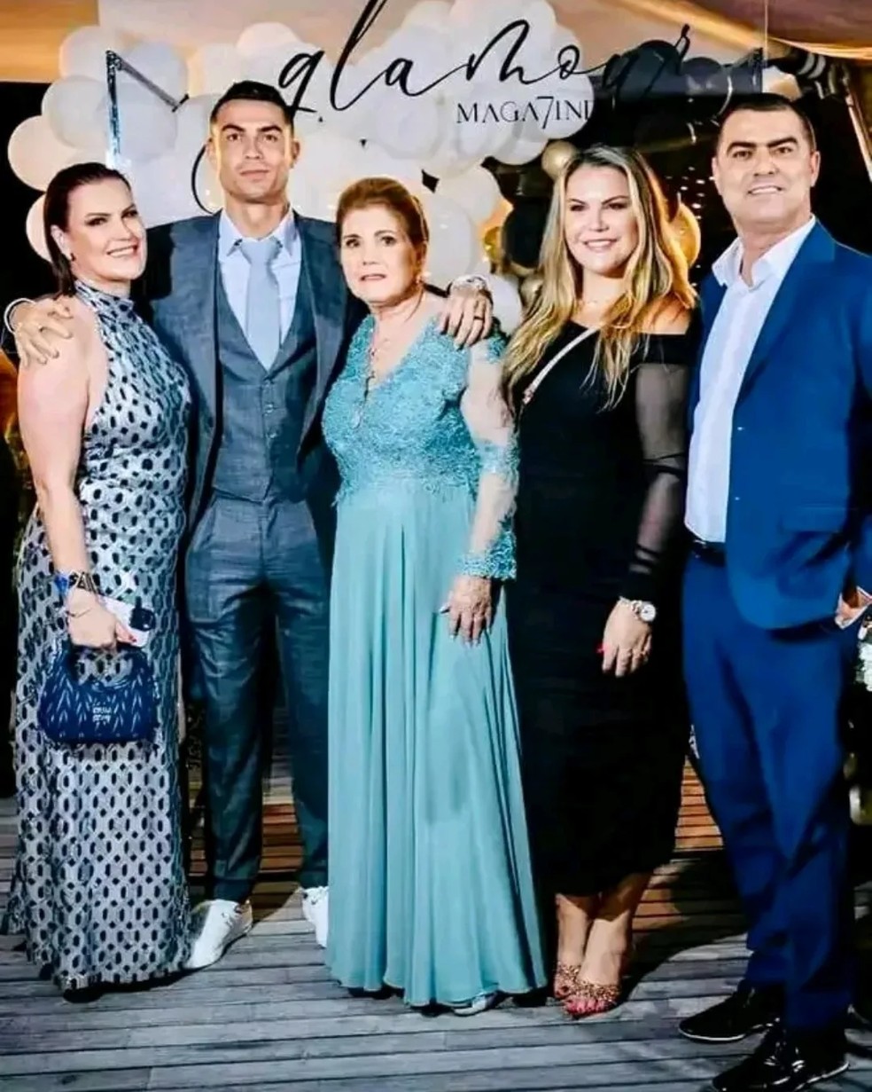 Cristiano Ronaldo com a mãe e os irmãos — Foto: Reprodução/Instagram