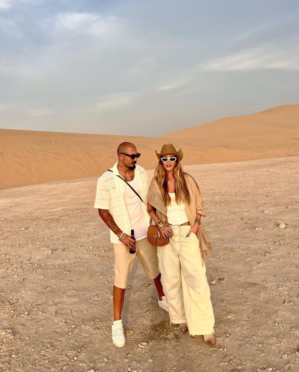 Fernando Medeiros e Aline Gotschalg em deserto no Catar — Foto: Reprodução/Instagram