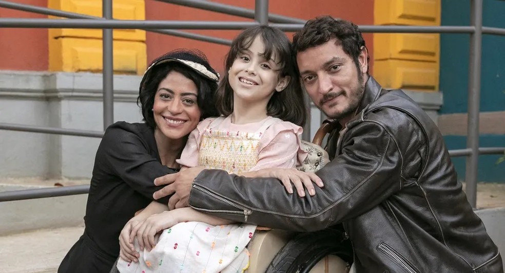 Darlene (Carol Castro), Clara (Vitória Pabst) e Frei João (Allan Souza Lima) em cena de 'Amor Perfeito' — Foto: Manoella Mello/TV Globo