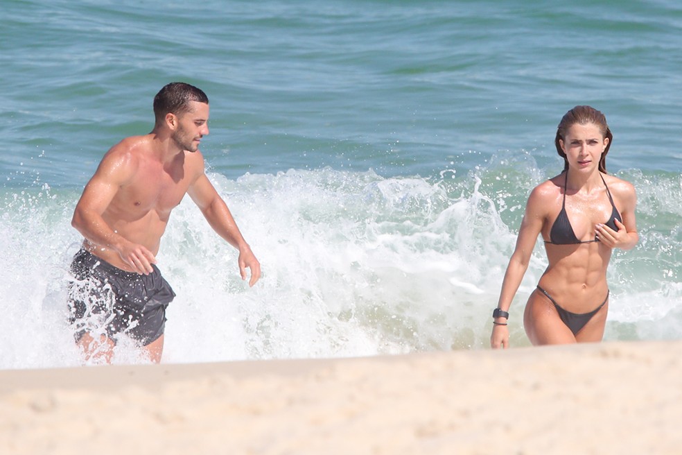 Jade Picon e Andr&eacute; Lamoglia na praia da Barra da Tijuca &mdash; Foto: Dilson Silva/Agnews