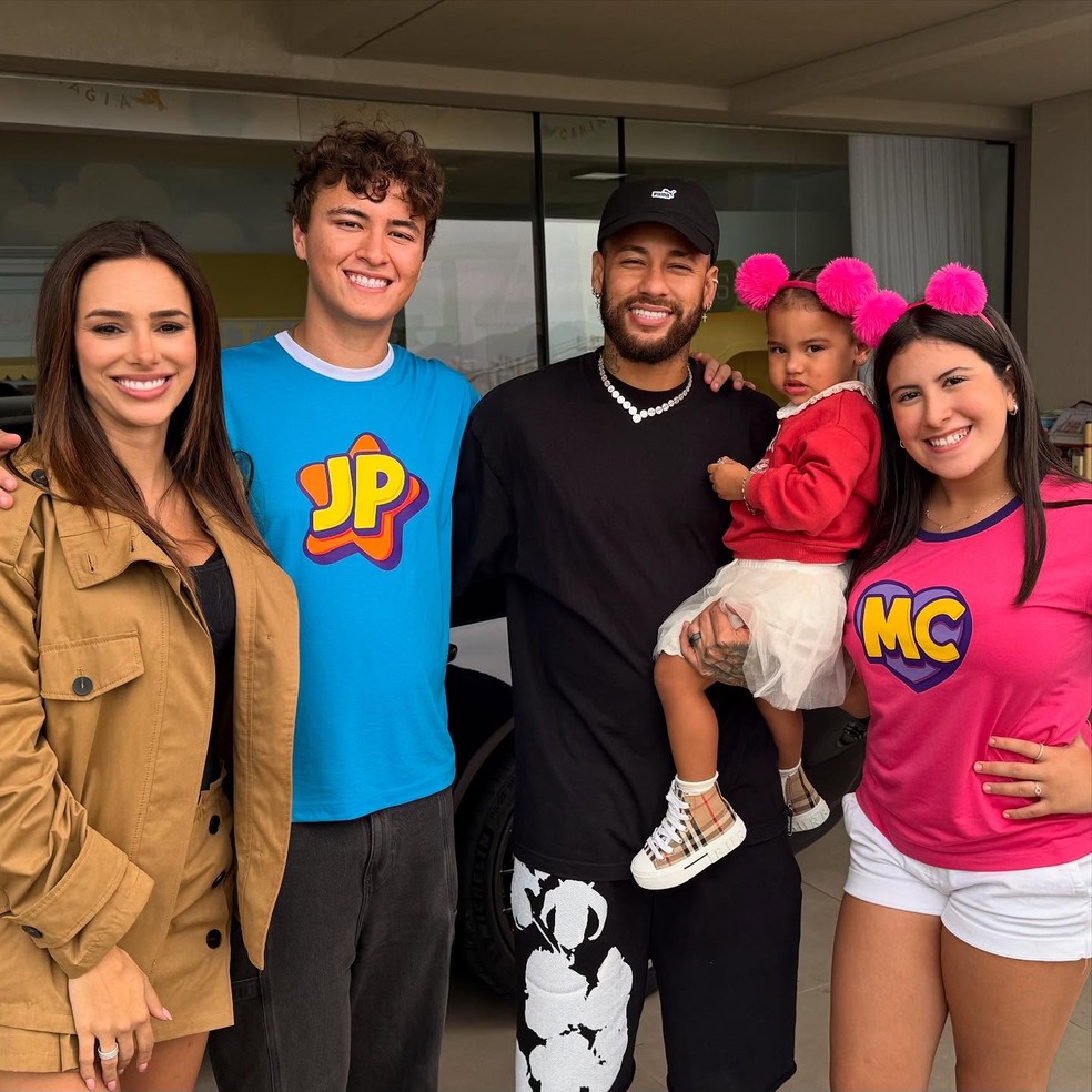 Maria Clara e JP conheceram mansão de Neymar — Foto: Reprodução/Instagram