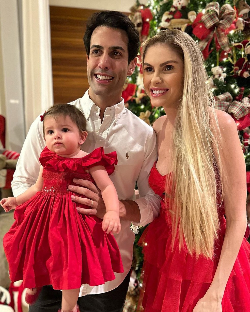 Barbara Evans e Gustavo Theodoro com Ayla — Foto: Reprodução/Instagram