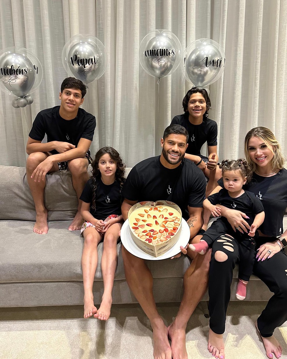 Hulk comemora aniversário de 37 anos com Camila Ângelo e os quatro filhos — Foto: Instagram