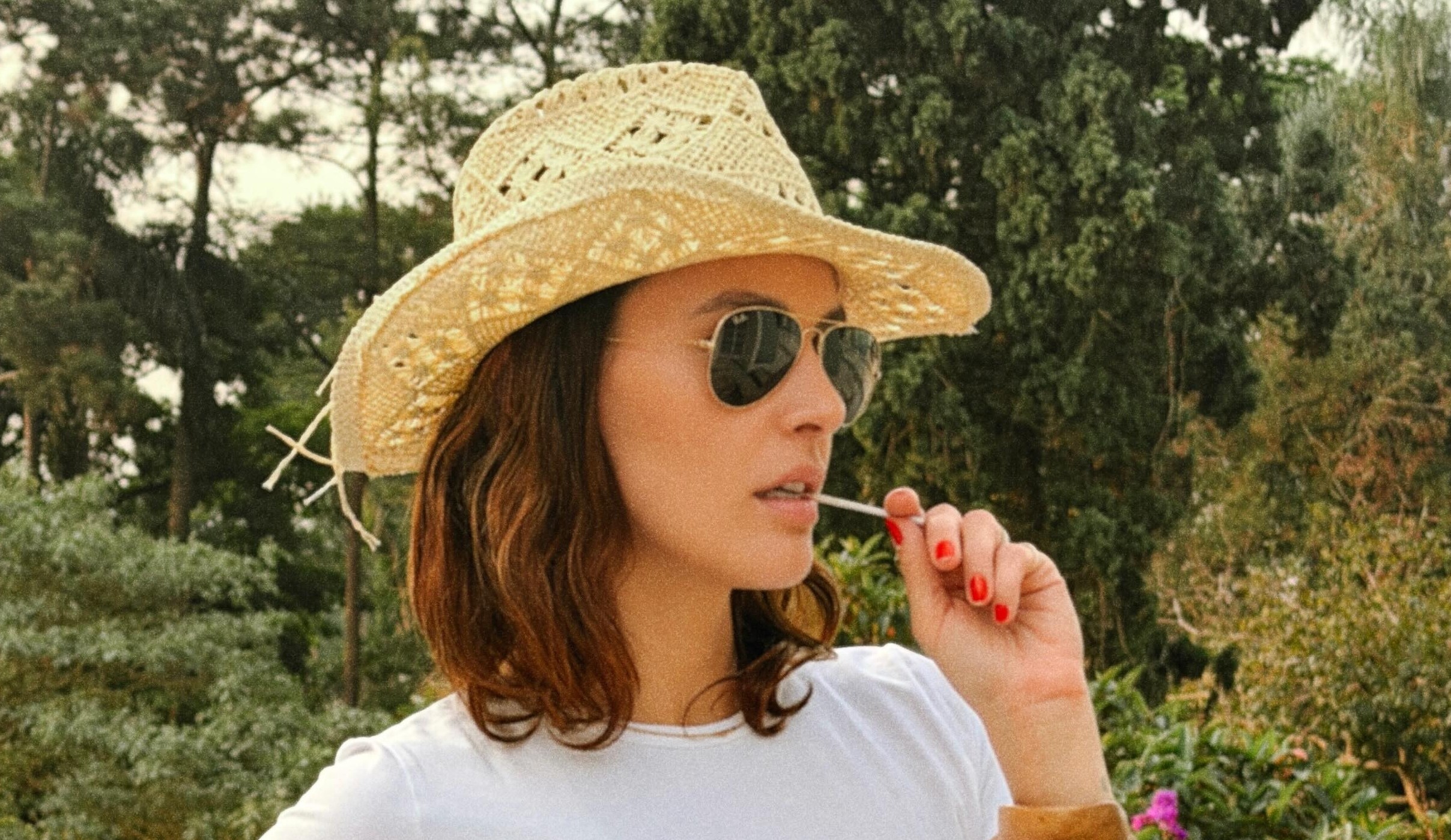 Monica Benini recria look do marido em clipe de Sandy & Junior: 