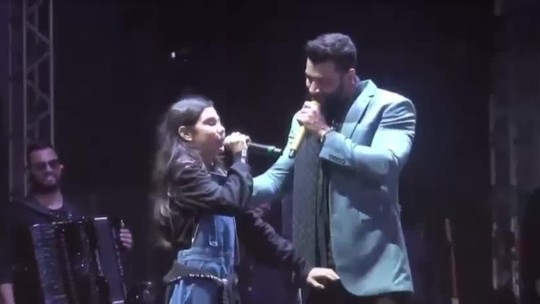 Gusttavo Lima realiza sonho de menina de 12 anos ao chamá-la para cantar em show