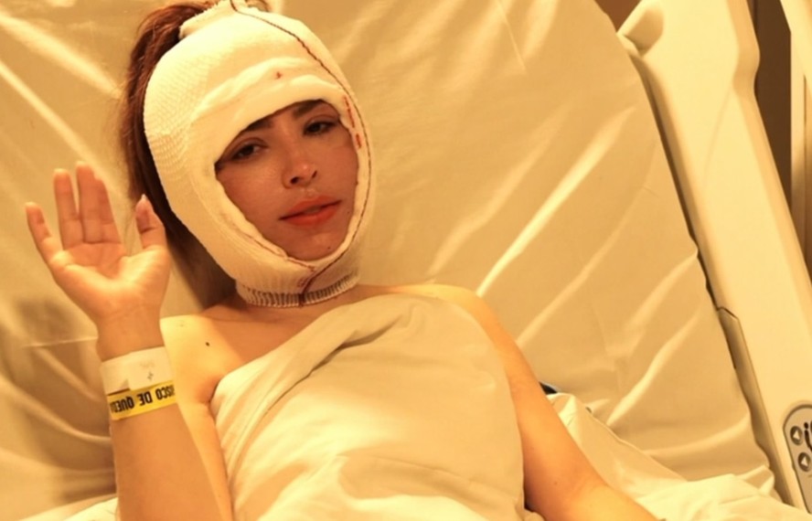 Manu Bahtidão em cama hospitalar