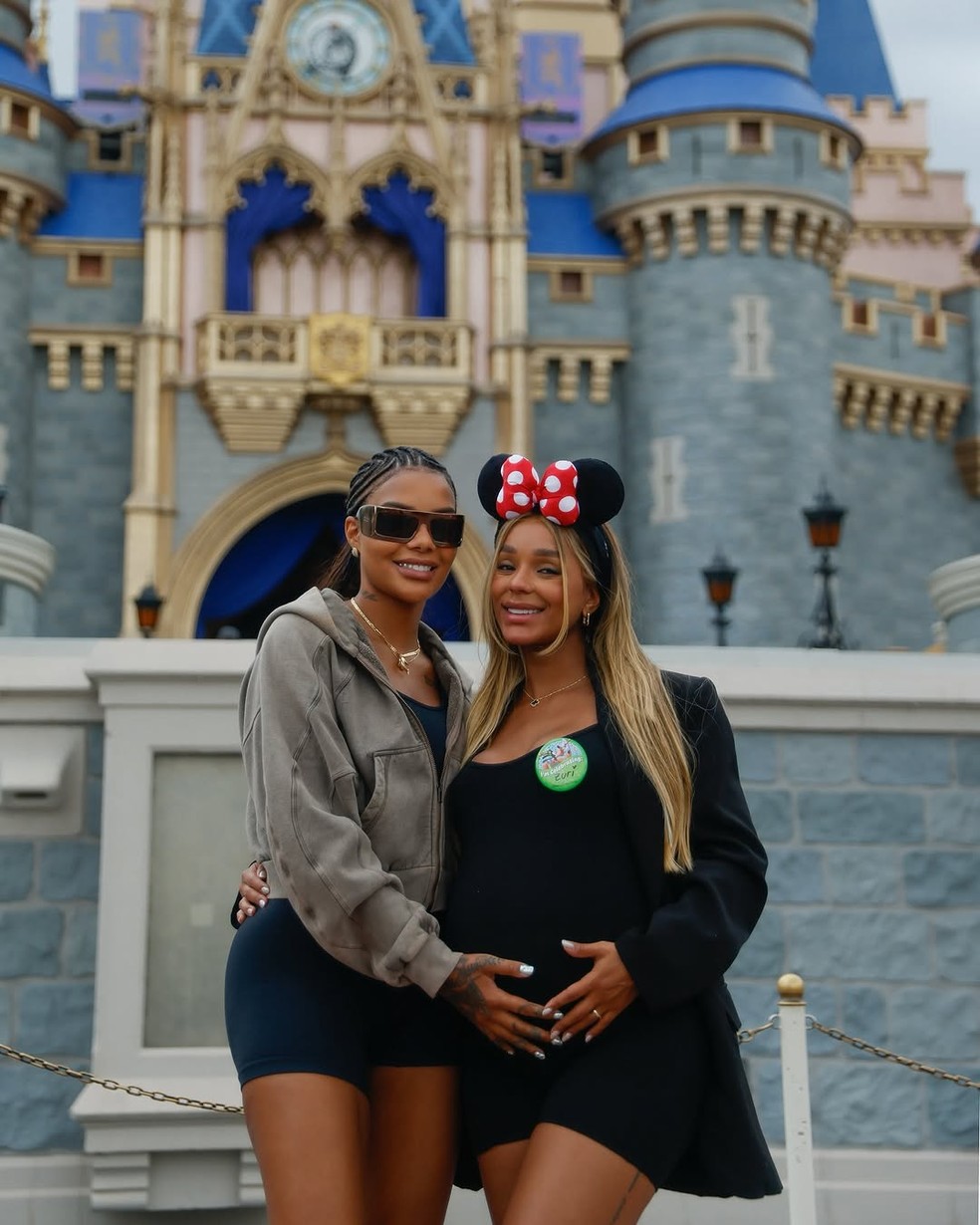 Ludmilla e Brunna Gon&ccedil;alves aproveitam reta final de gravidez na Disney &mdash; Foto: Reprodu&ccedil;&atilde;o/Instagram