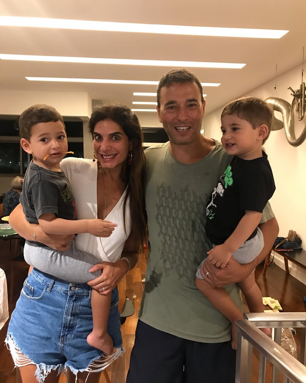 André Rizek, Andreia Sadi e os gêmeos, João e Pedro — Foto: Reprodução / Instagram