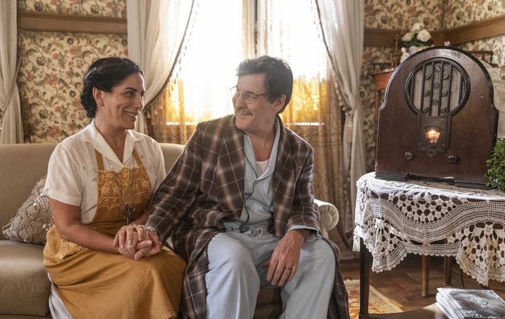 Gloria Pires e Antonio Calloni, como Dona Lola e Júlio, em 'Éramos Seis' (Globo, 2019) — Foto: Victor Pollak/TV Globo