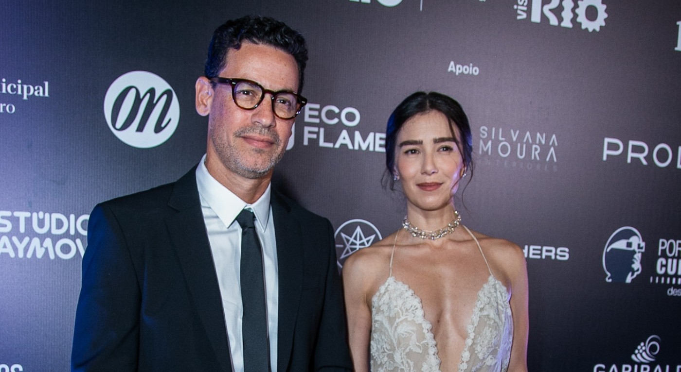 Discretos, Marjorie Estiano e Márcio Maranhão Costa posam juntos em tapete vermelho de premiação - QTU Questões do Universo