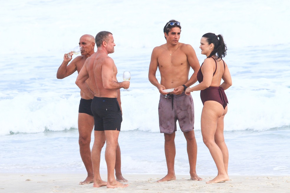 Malvino Salvador curtiu praia em família com Kyra Gracie — Foto: Fabrício Pioyani/Agnews