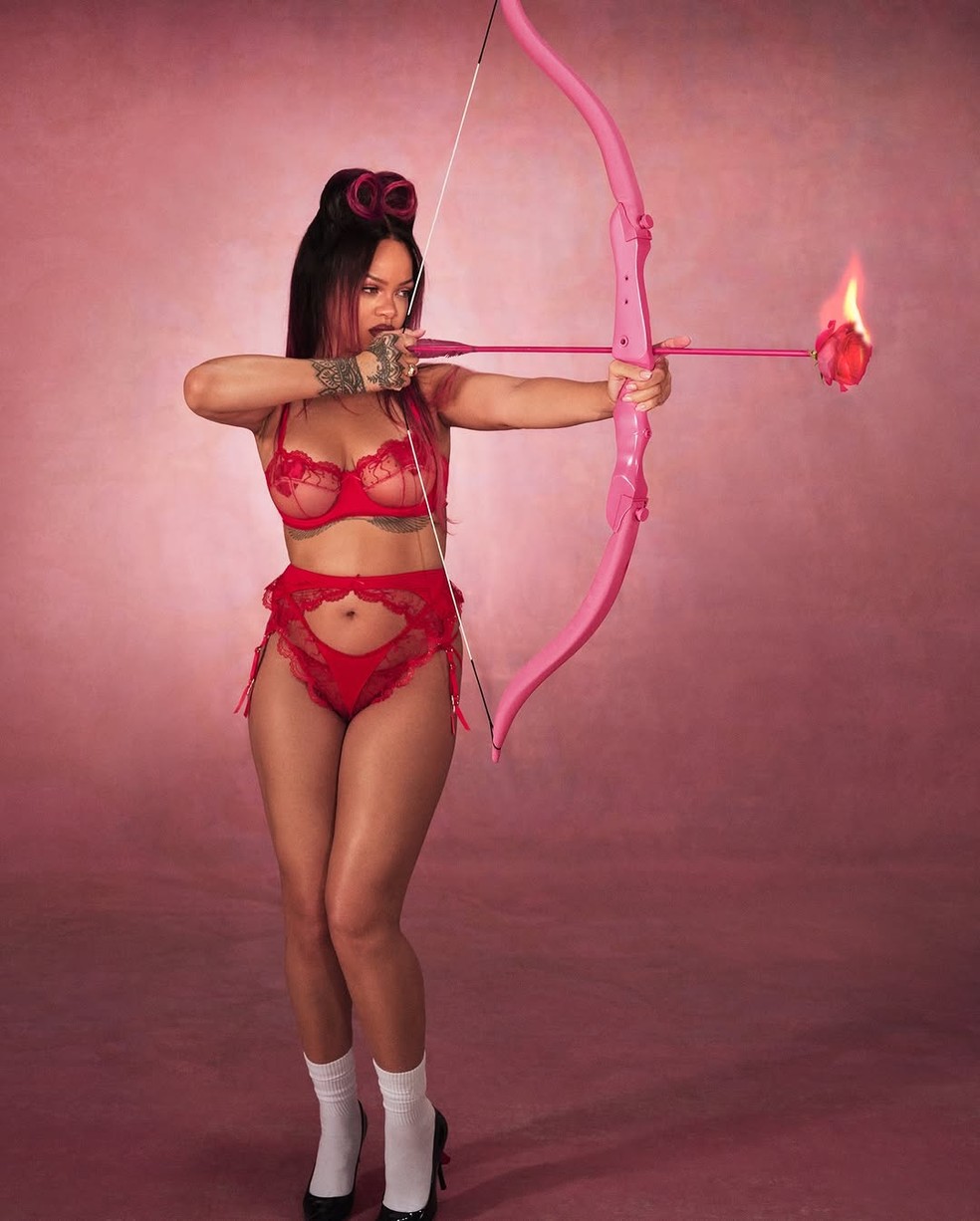 Rihanna posa de fio dental e transparências para sua marca de lingerie — Foto: Reprodução/Instagram