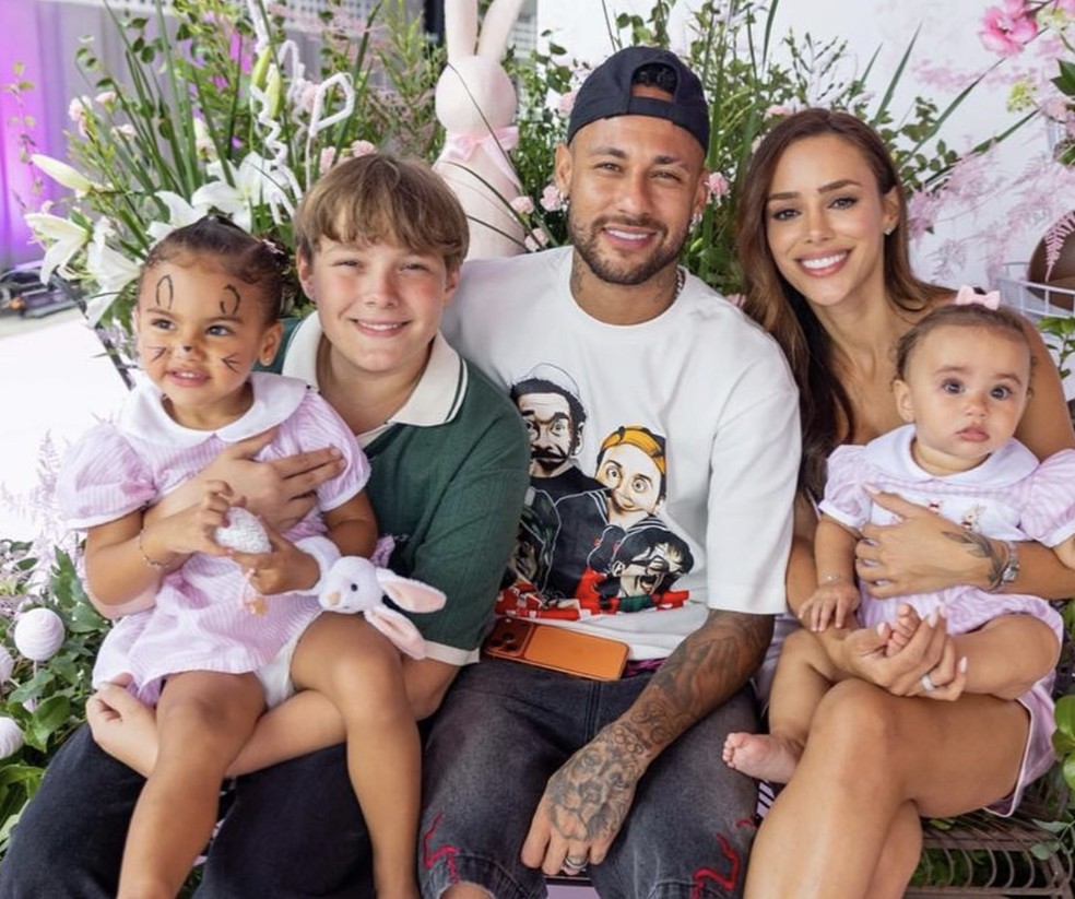 Bruna Biancardi e Neymar Jr. organizaram caça aos ovos de Páscoa para os filhos — Foto: Reprodução/Instagram