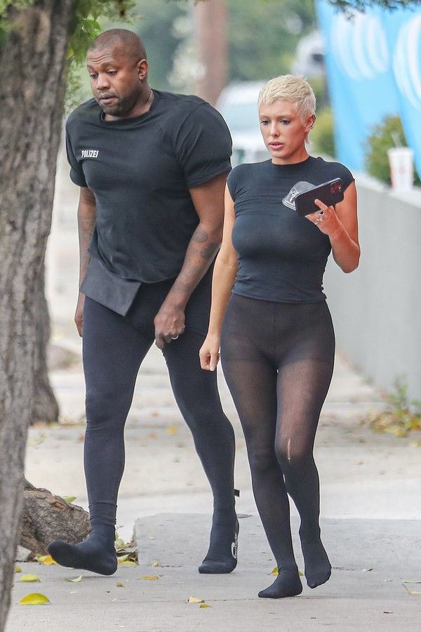 Kanye West abaixa calça transparente de sua esposa ao ver paparazzo
