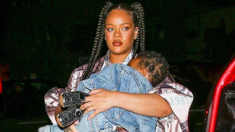 Rihanna é clicada com o primogênito no colo — Foto: Grosby