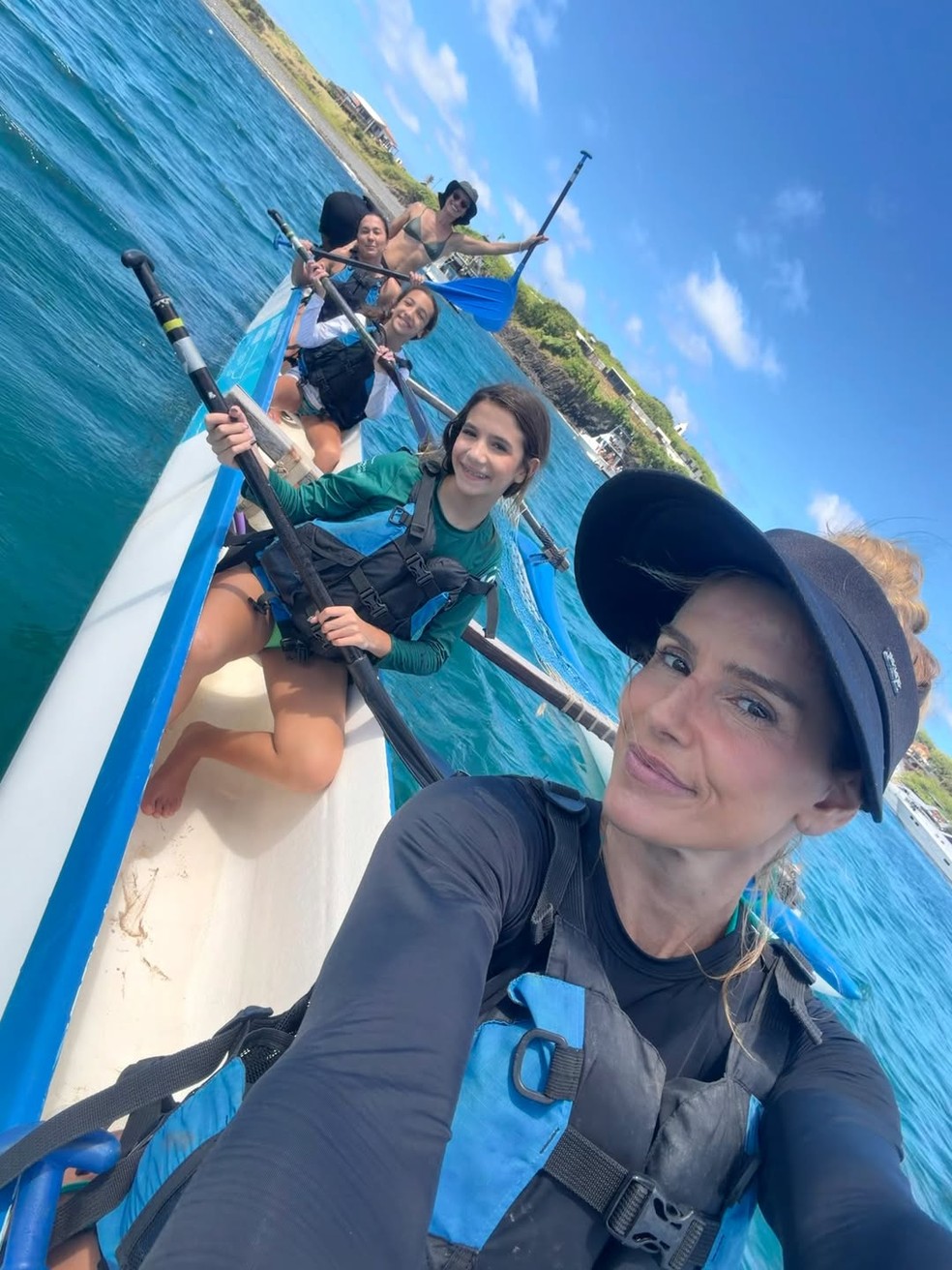 Deborah Secco abre álbum em Noronha passeio de barco com a filha — Foto: Reprodução/Instagram