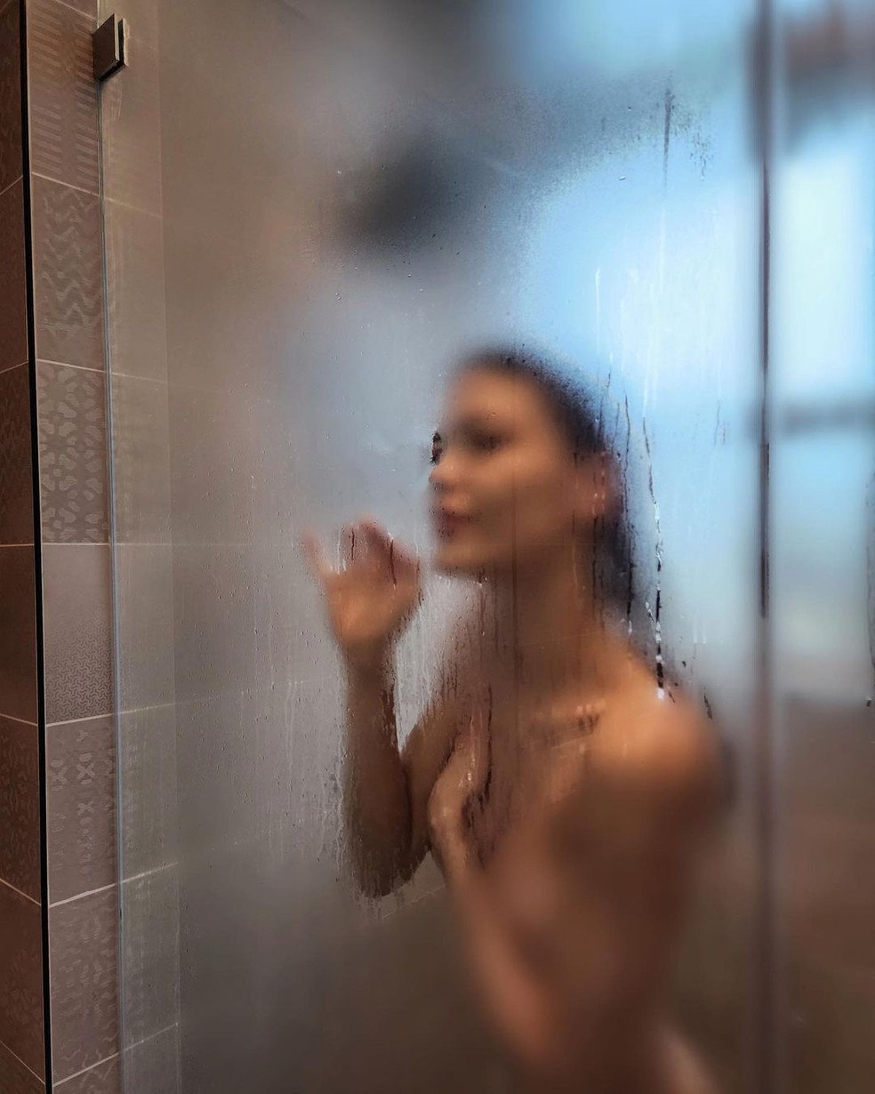 Vitória Strada aparece nua em cliques no chuveiro