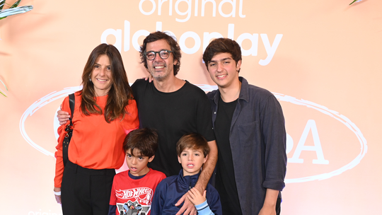 Bruno Mazzeo faz aparição pública rara com a esposa e os três filhos