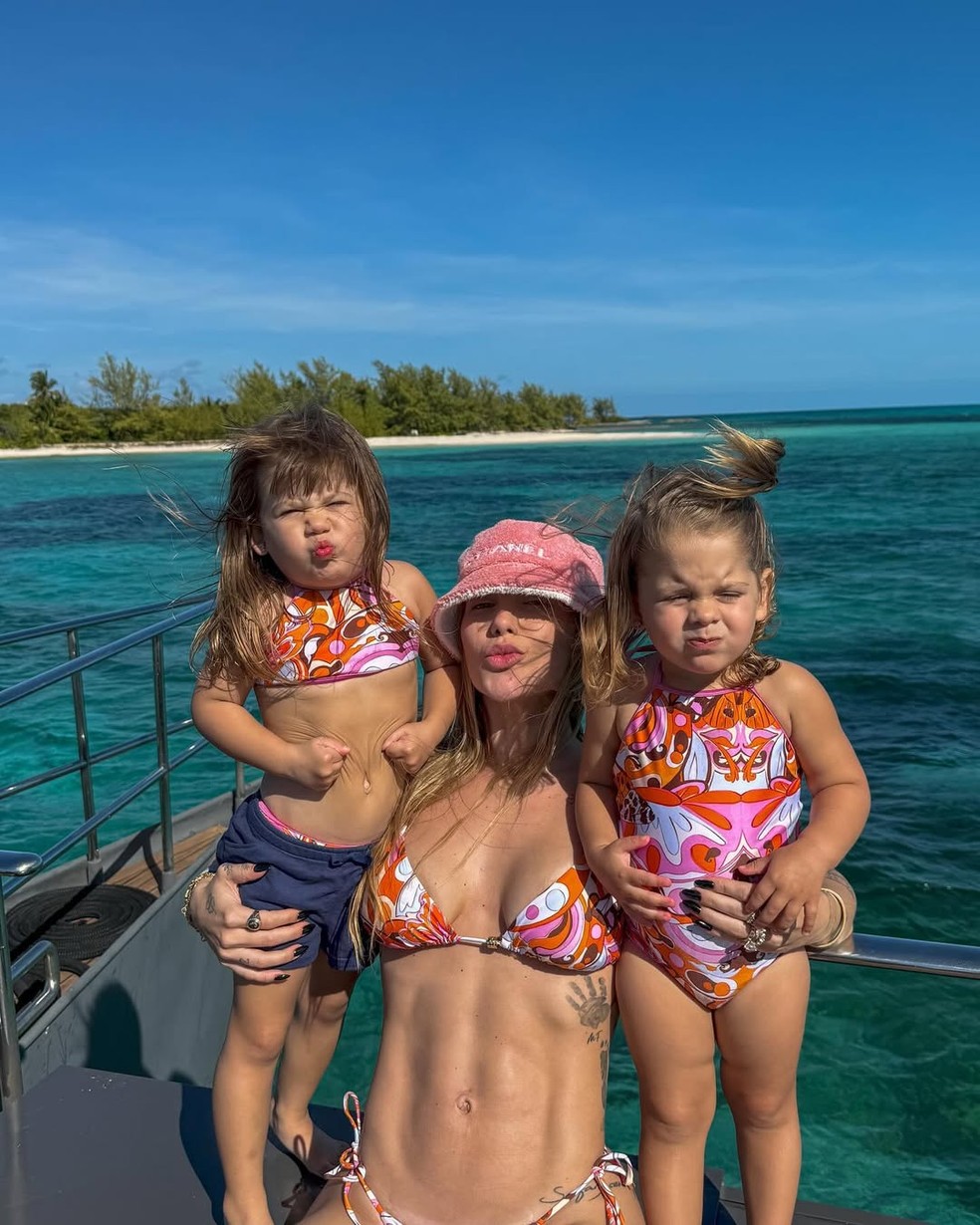 Virginia Fonseca exibe shape e brinca com porcos em viagem ao Caribe com a  família; fotos