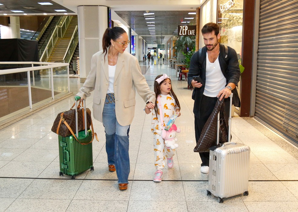 Sabrina Sato embarca para lua de mel com Nicolas Prattes — Foto: Paulo Tauil / BrazilNews
