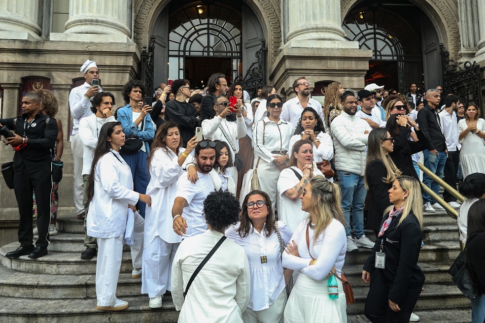 Corpo de Preta Gil é levado em cortejo pelo centro do Rio até cemitério para cremação