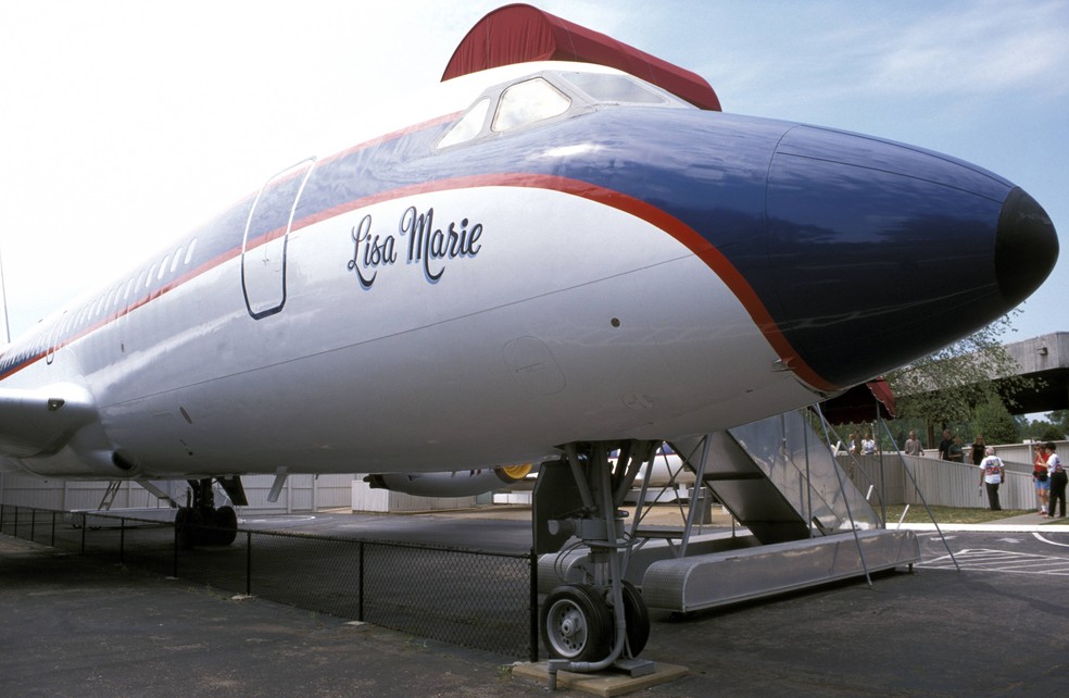 Avião particular que Elvis Presley batizou de "Lisa Marie" está exposto em Graceland, como parte do acervo — Foto: Getty Images